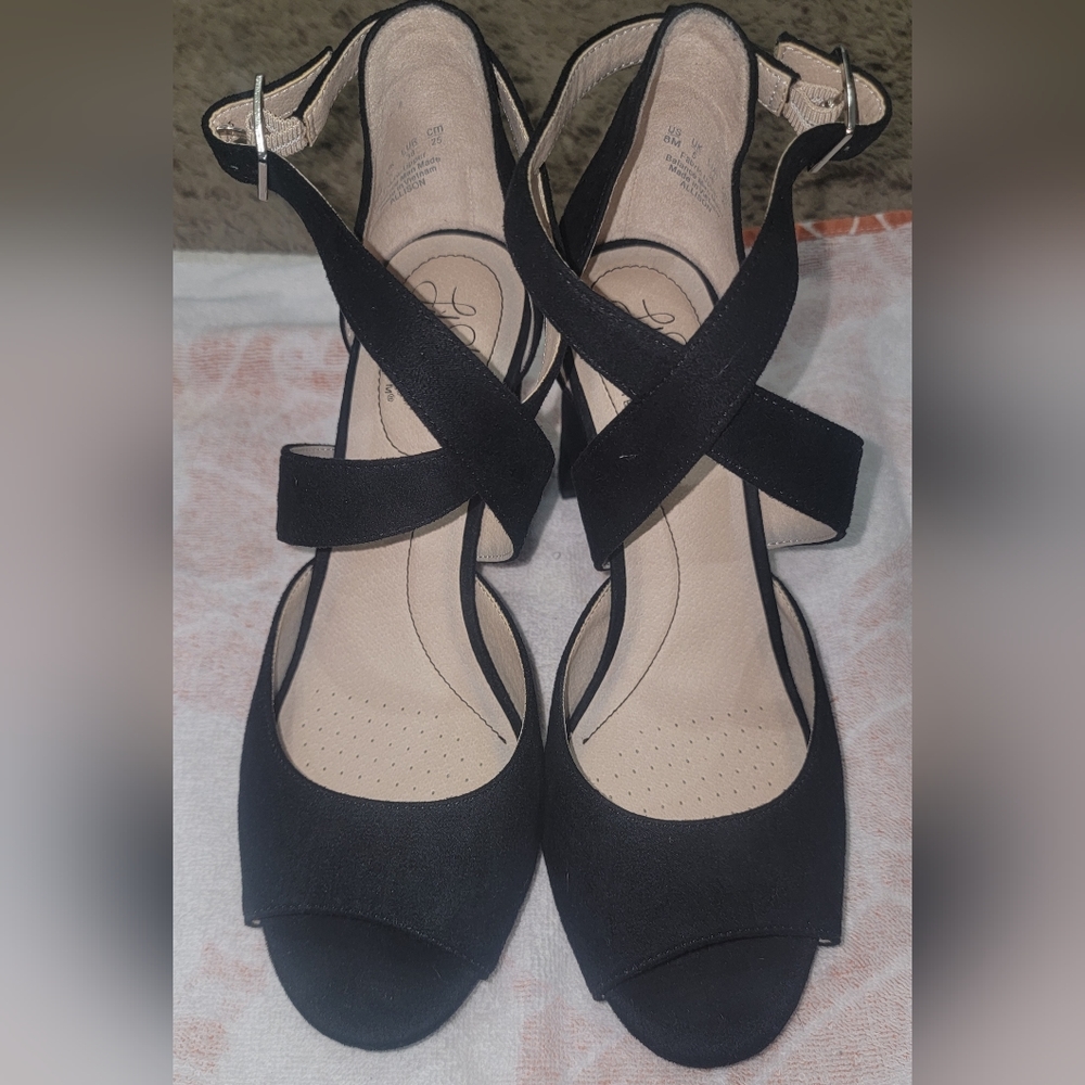 Women confrontable heels